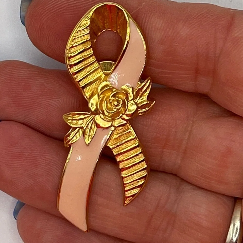AVON Breast Cancer‎ Awareness Pin - Picture 2 of 5